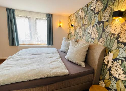 1 dormitorio con 1 cama y 1 sofá en die Jungmühle, en Bad Münstereifel
