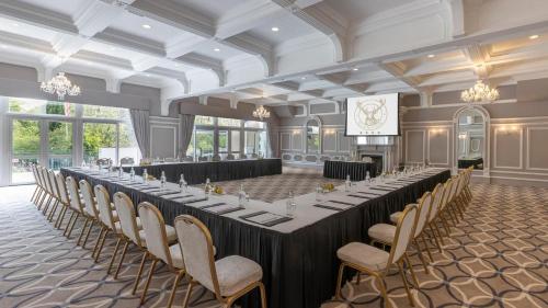 Zona business o sala de conferencias en The Glenview Hotel & Leisure Club