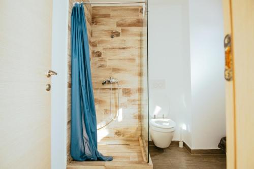エフォリエ・ノルドにあるBluMarineのバスルーム(トイレ、シャワー付)