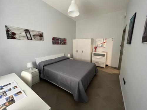 1 dormitorio con cama y escritorio con mesita de noche en Centrocentro Casa Vacanze, en Avellino