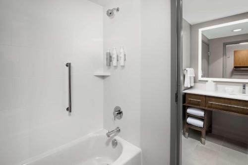 Homewood Suites By Hilton Greenville, NC في غرينفيل: حمام أبيض مع حوض ومغسلة