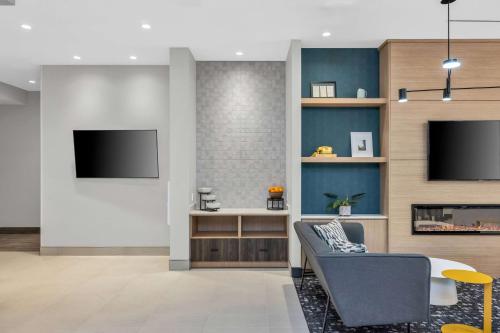 La Quinta Inn & Suites by Wyndham San Jose Silicon Valley Image