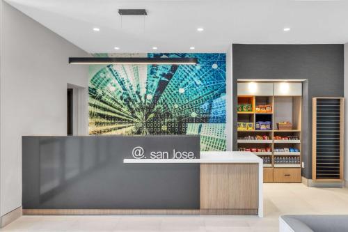 La Quinta Inn & Suites by Wyndham San Jose Silicon Valley Image