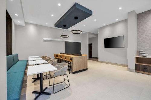 La Quinta Inn & Suites by Wyndham San Jose Silicon Valley Image