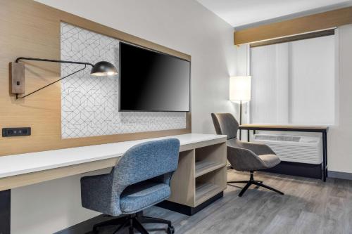 La Quinta Inn & Suites by Wyndham San Jose Silicon Valley Image