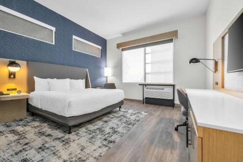 La Quinta Inn & Suites by Wyndham San Jose Silicon Valley Image