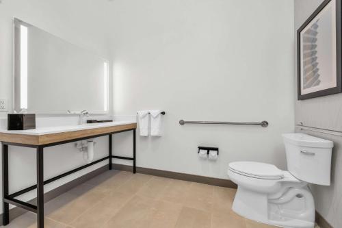 La Quinta Inn & Suites by Wyndham San Jose Silicon Valley Image