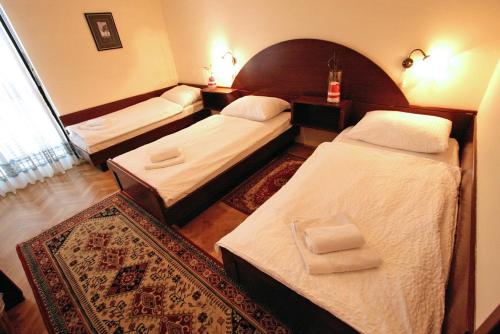 Gostilna Žolnir tesisinde bir odada yatak veya yataklar
