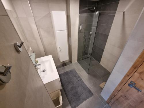 Ванна кімната в Moderní podkrovní byt 2KK u náměstí s klimatizací