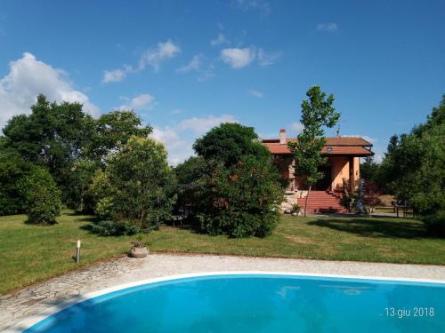 una casa con piscina frente a un patio en Villa Giulia, en Castello del Lago