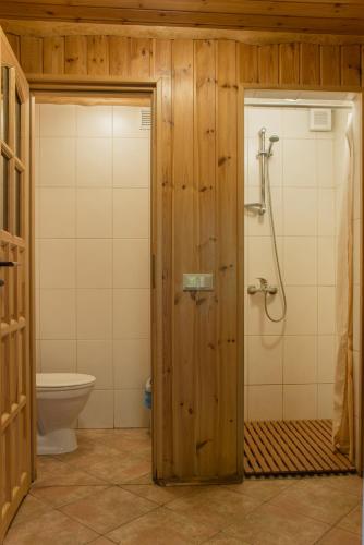 un bagno con doccia e WC di Bilso Sodyba a Vilkanastrai