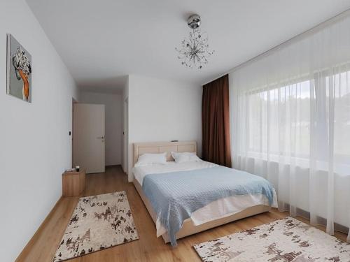 1 dormitorio con cama y ventana grande en Vila MOON en Bezdead