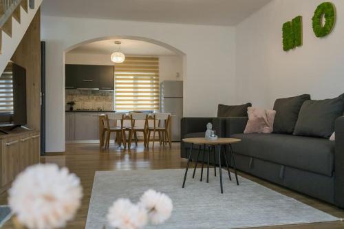 uma sala de estar com um sofá e uma mesa em Vila MOON em Bezdead