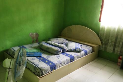 A bed or beds in a room at SPOT ON 93014 Griya Nautika Sukodono