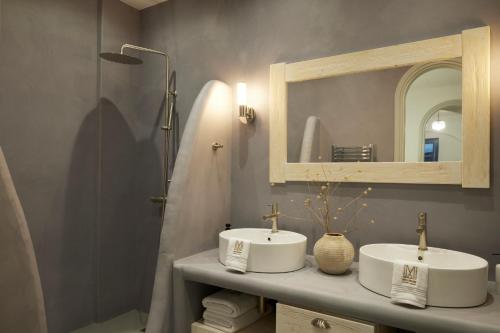 Kea Mare Luxury Villas في Vourkari: حمام به مغسلتين بيضاء ومرآة