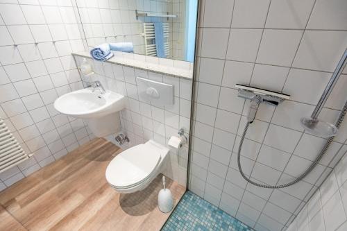 a bathroom with a toilet and a sink at Steger-Hüs Wohnung 16 in Rantum