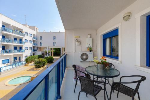balcón con mesa y sillas y cocina en Alicante Hills Premium, en Alicante