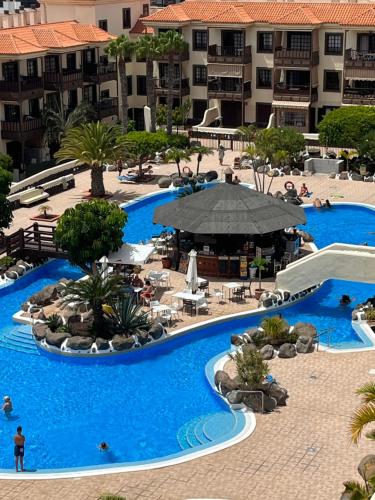 eine Draufsicht auf einen Pool in einem Resort in der Unterkunft Casa Balcon del Mar 2 in Costa Del Silencio