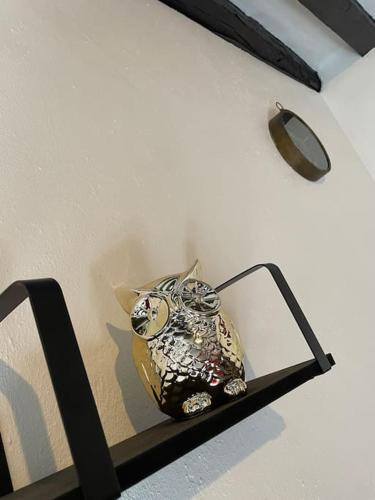 a vase sitting on a shelf in a room at Le Brumby - Internet Netflix draps serviettes café in Joigny