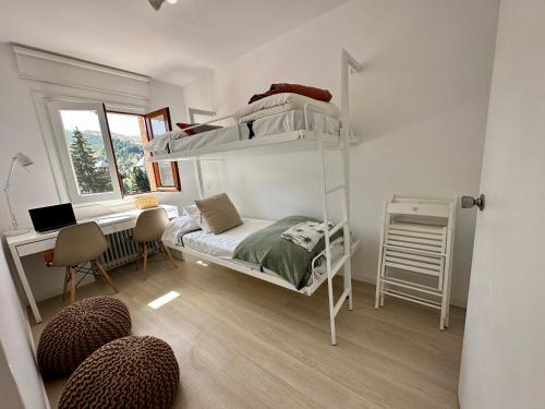 1 dormitorio con 2 literas y escritorio en APARTAMENTO súper céntrico, con vistas a pistas y Wifi, en Formigal