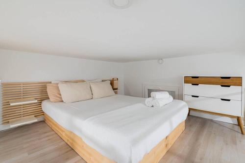 een slaapkamer met een groot bed met witte lakens bij Nice apartment in Chamberí PON23 in Madrid