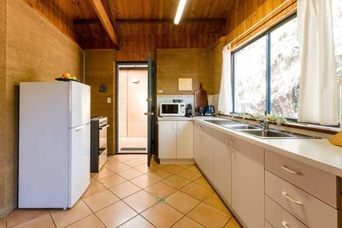 Kuchyň nebo kuchyňský kout v ubytování Sea Escape Studio - Beach Hideaway in Prevelly