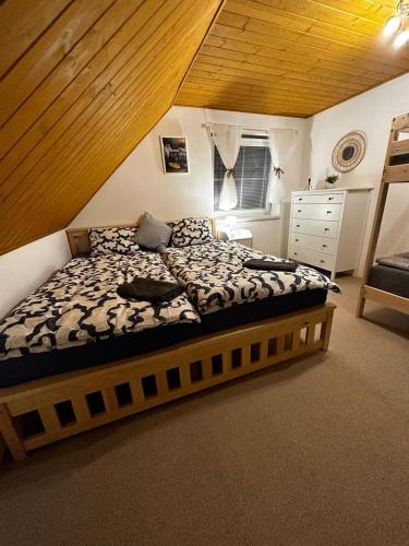 um quarto com uma cama grande num quarto em Chalupa v Oblacích em Jindřichov