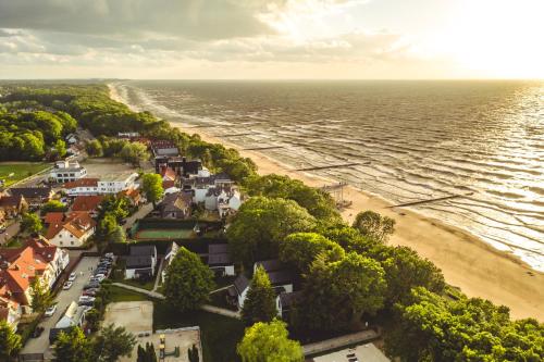 an aerial view of a beach next to the ocean at Villa Hoff Wellness & Spa in Trzęsacz