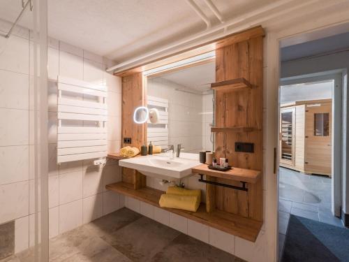 y baño con lavabo y espejo. en Landhaus Exenberger / Ferienwohnung Smaragd, en Bramberg am Wildkogel
