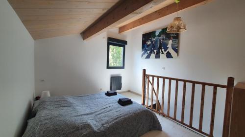 une chambre avec un lit et une télévision dans l'établissement Le 30 - Duplex en rez-de-jardin proche du centre, à Montélimar