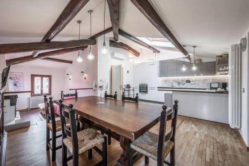 una cucina e una sala da pranzo con tavolo e sedie in legno di Cottage near Ferrari's City & Pavarotti's House a Montale