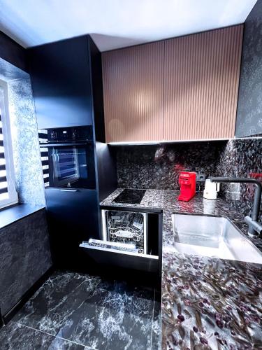 Η κουζίνα ή μικρή κουζίνα στο Black Pearl Luxury Apartment