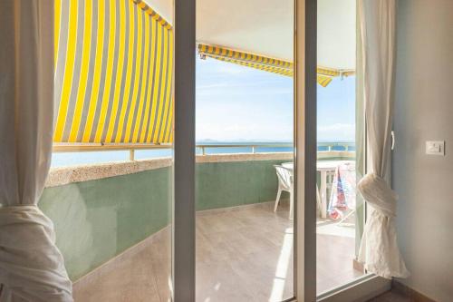um quarto com uma varanda com vista para o oceano em Refurbished 4* apartment with great balcony em La Manga del Mar Menor
