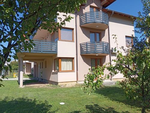 サラエボにあるREAL apartmentの側面にバルコニーがある建物