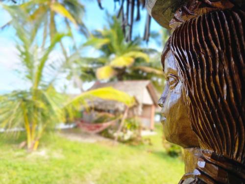 a wooden statue of a head on a pole at KINTANA LODGE in Ile aux Nattes