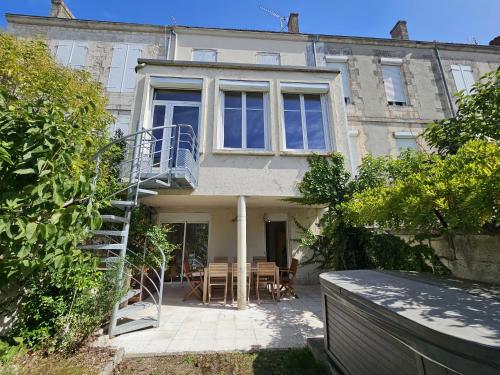 une maison avec un escalier menant à une terrasse dans l'établissement Le Bienheureux, le calme en ville et jardin, à Angoulême