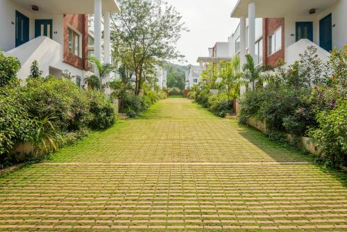 El Tesoro 2BHK Elegant Apartments in Siolim with Pool- 10 mins Drive to Assagaoにある庭