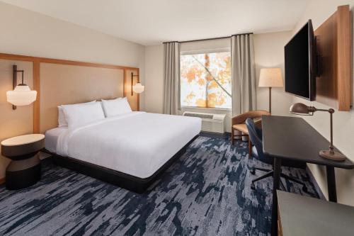 a hotel room with a bed and a desk at Fairfield by Marriott Inn & Suites Yankton in Yankton