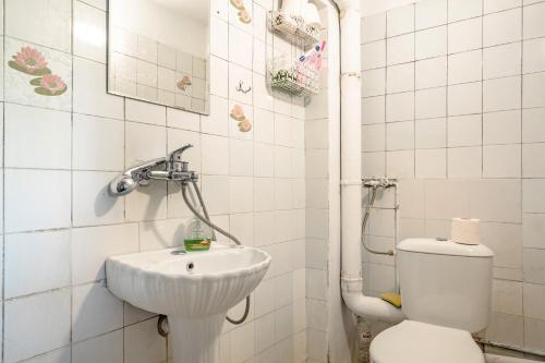 łazienka z toaletą i umywalką w obiekcie Studio in Gastouni w mieście Gastoúni
