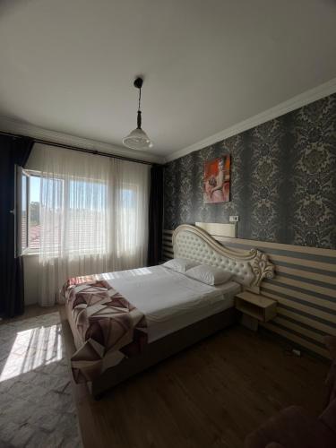 エディルネにあるUygun Otelのベッドルーム(大型ベッド1台、窓付)