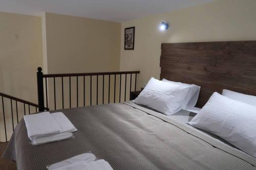 1 dormitorio con 1 cama con 2 toallas en Opera Garden Apartment 2 in Tbilisi center, en Tiflis