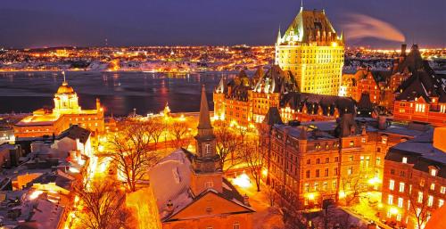 a view of a city at night with lights at Spacieux condo 3CH à proximité du Vieux-Québec WoW! in Quebec City