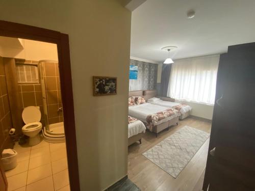 エディルネにあるUygun Otelのベッドルーム1室(ベッド1台付)、バスルーム(トイレ付)