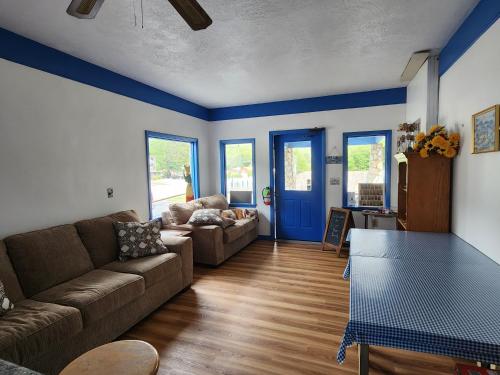 ein Wohnzimmer mit blauen Wänden und einem Sofa in der Unterkunft Cozy Bear Inn in Maggie Valley