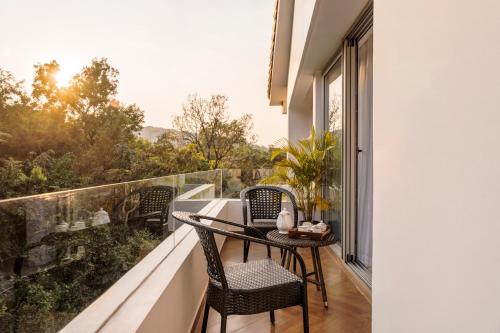 El Tesoro 2BHK Elegant Apartments in Siolim with Pool- 10 mins Drive to Assagaoにあるバルコニーまたはテラス