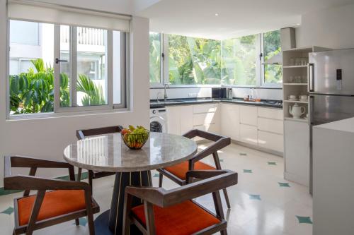 El Tesoro 2BHK Elegant Apartments in Siolim with Pool- 10 mins Drive to Assagaoにあるキッチンまたは簡易キッチン