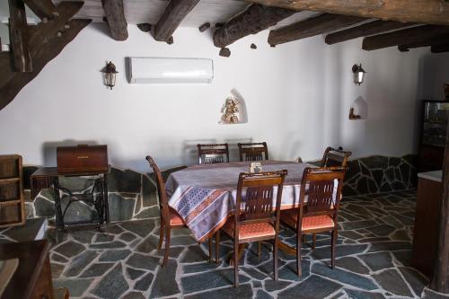 - une salle à manger avec une table et des chaises dans l'établissement Ξενωνας Ασημακοπουλου, à Diakopto