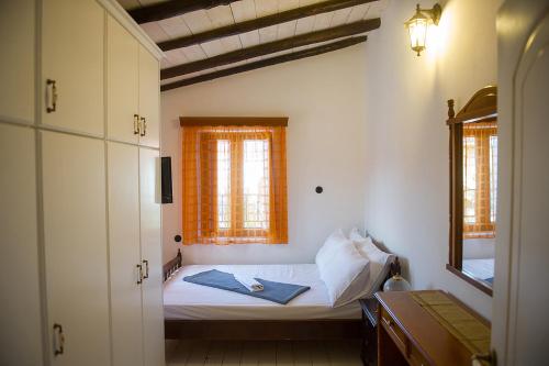 a small bedroom with a bed and a window at Ξενωνας Ασημακοπουλου in Diakopto