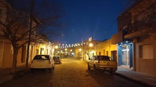 un grupo de autos estacionados en una calle por la noche en Monoambiente centrico en Gualeguaychú