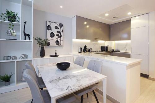 Kuchyň nebo kuchyňský kout v ubytování Ahlan Holiday Homes One Bedroom Apartment in Meydan Azizi Riviera